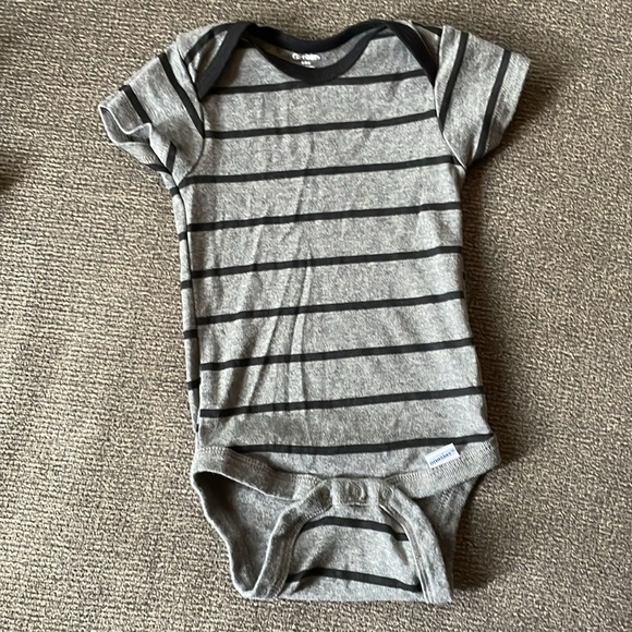 Bundle of Neutral Gerber Onesies Size 6-9 Months - Picture 4 of 6